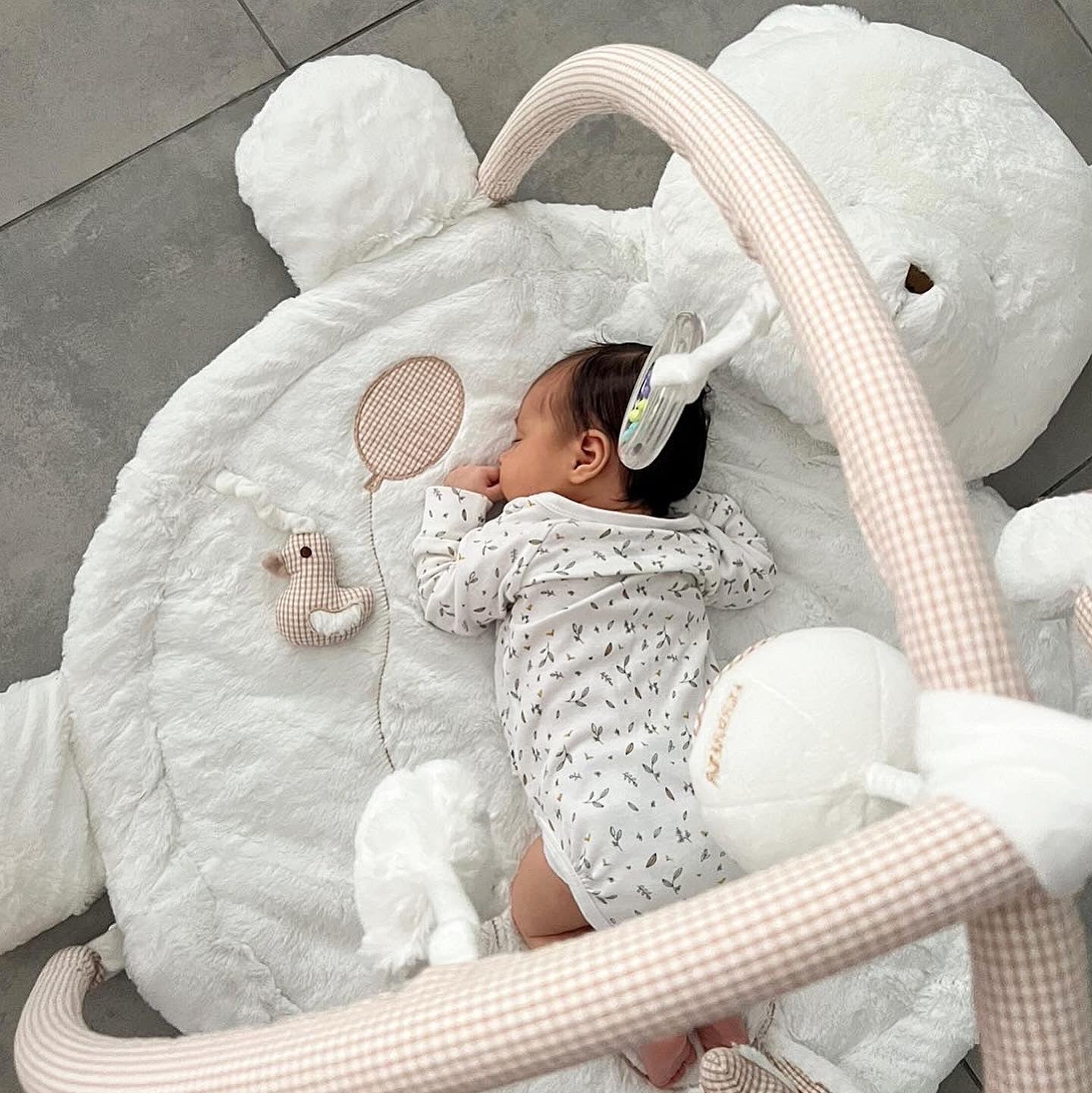 אוניברסיטה לתינוק דובי - לבן & בז'