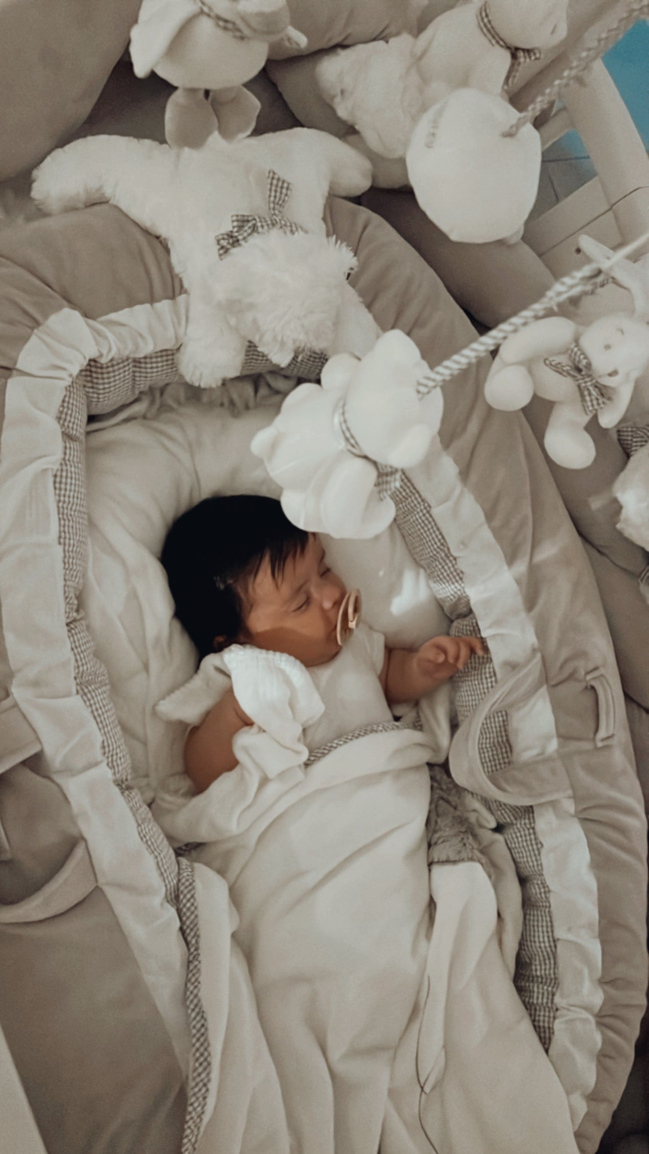 DESINGED SLEEPING PILLOW - WHITE