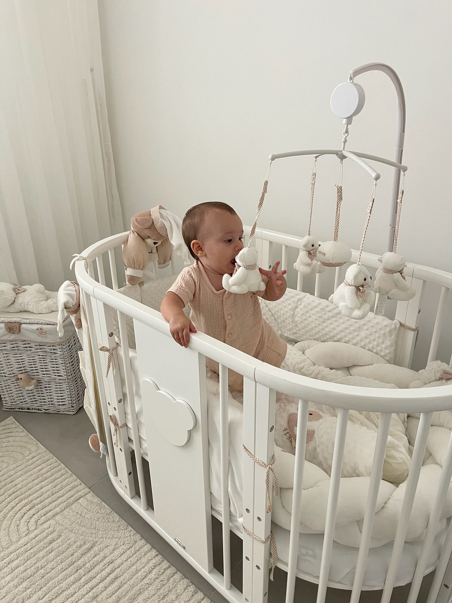 מובייל מנגן לתינוק - בז'