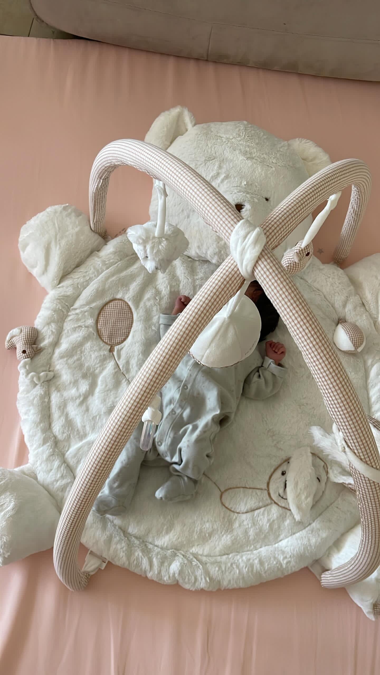 אוניברסיטה לתינוק דובי - לבן & בז'