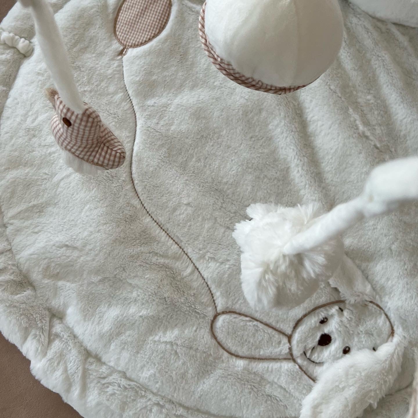 אוניברסיטה לתינוק דובי - לבן & בז'