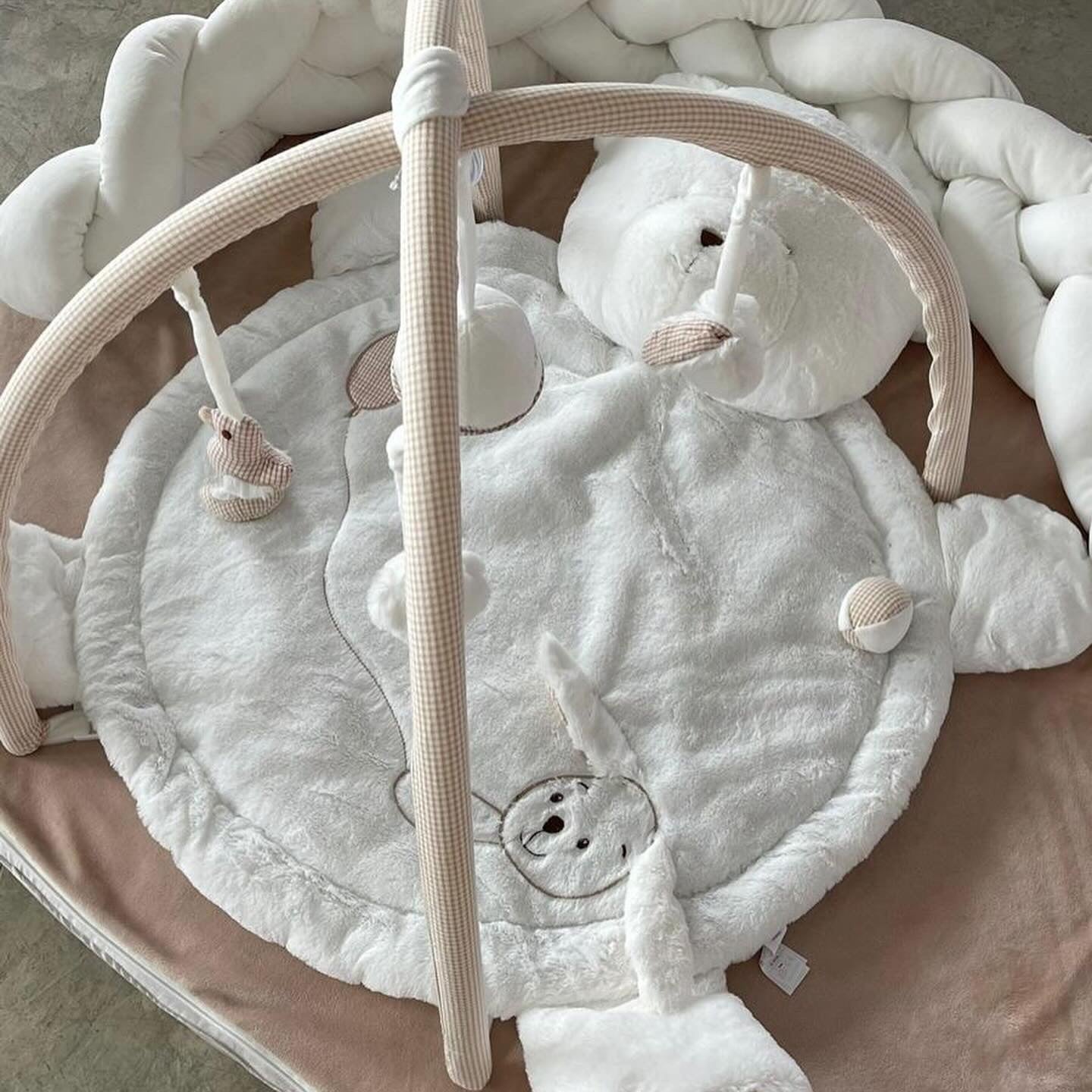 אוניברסיטה לתינוק דובי - לבן & בז'