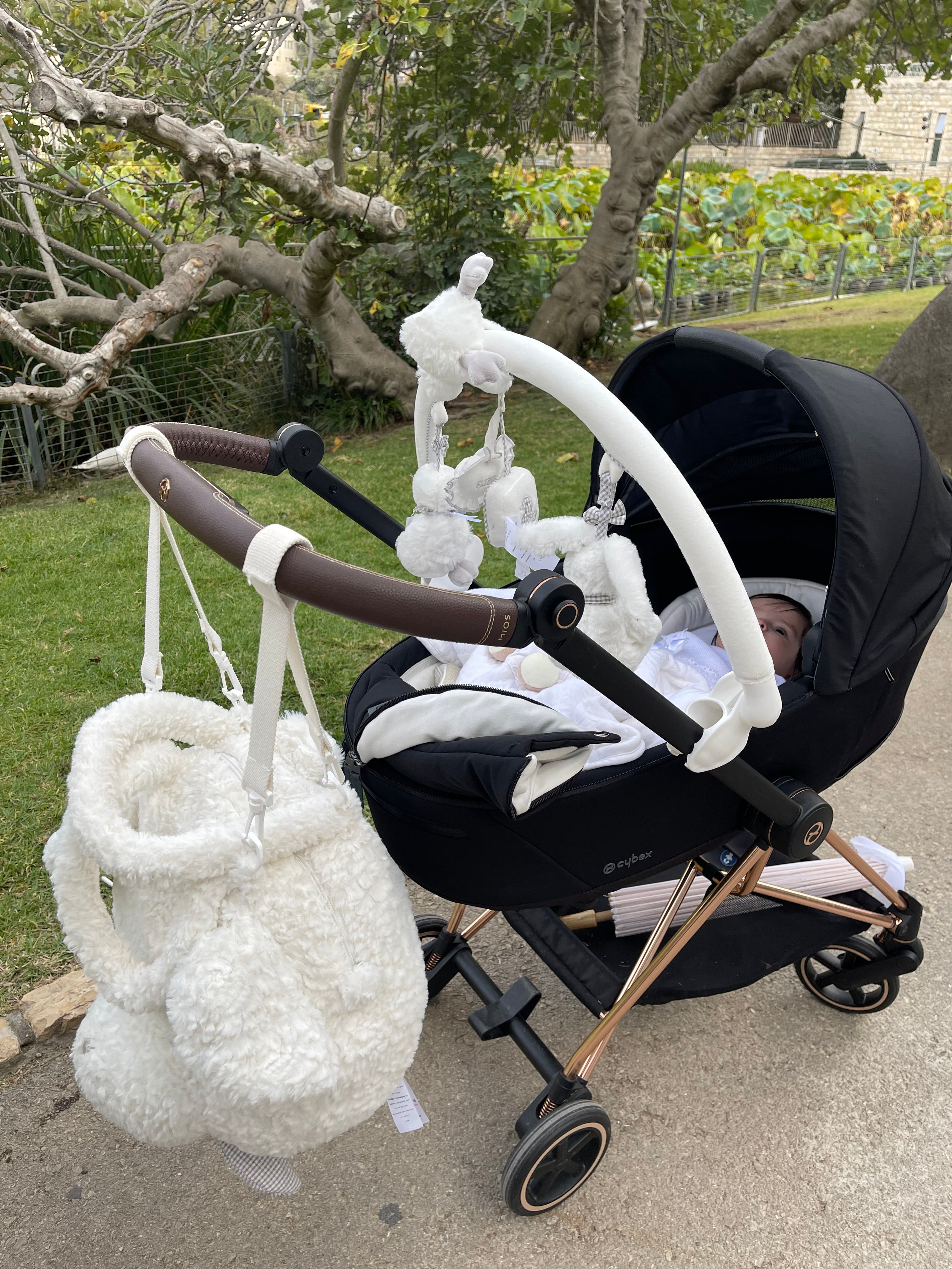 קשת פעילות מתכווננת לעגלה\לעריסה - לבן