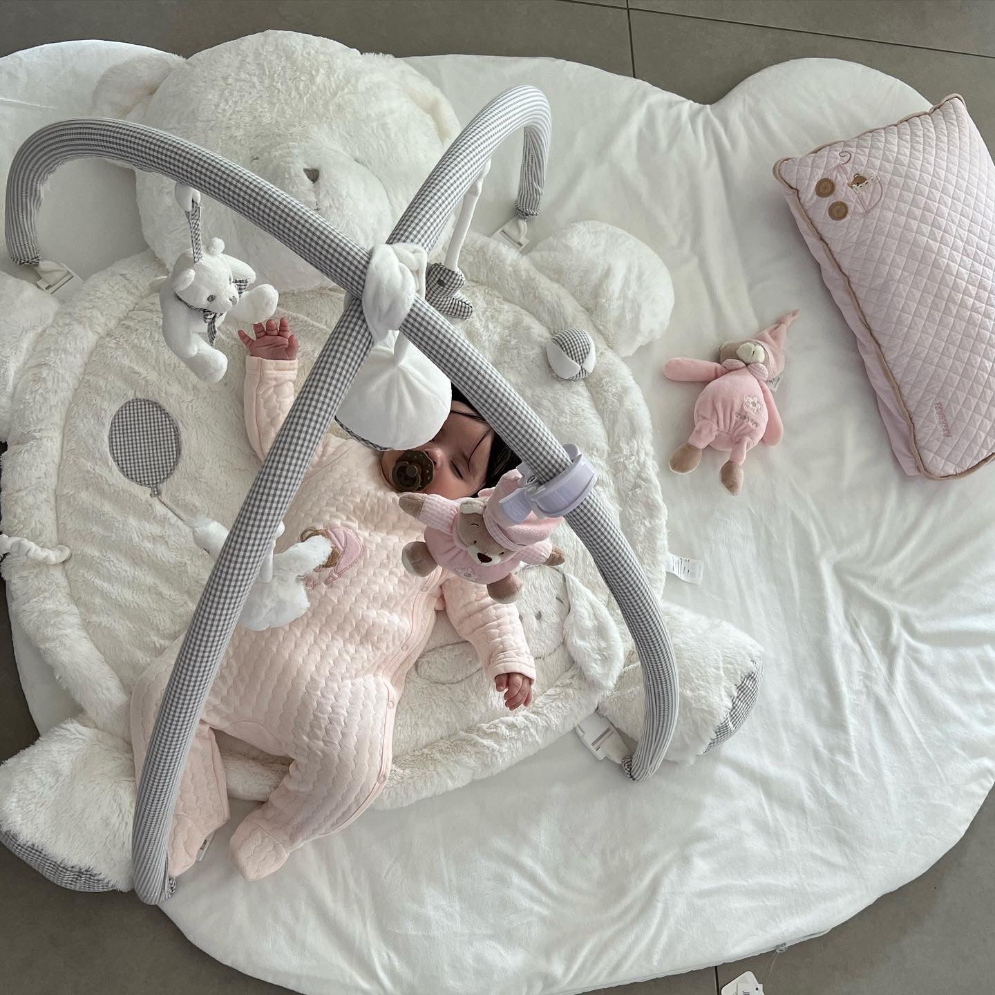 Bear playmat - white