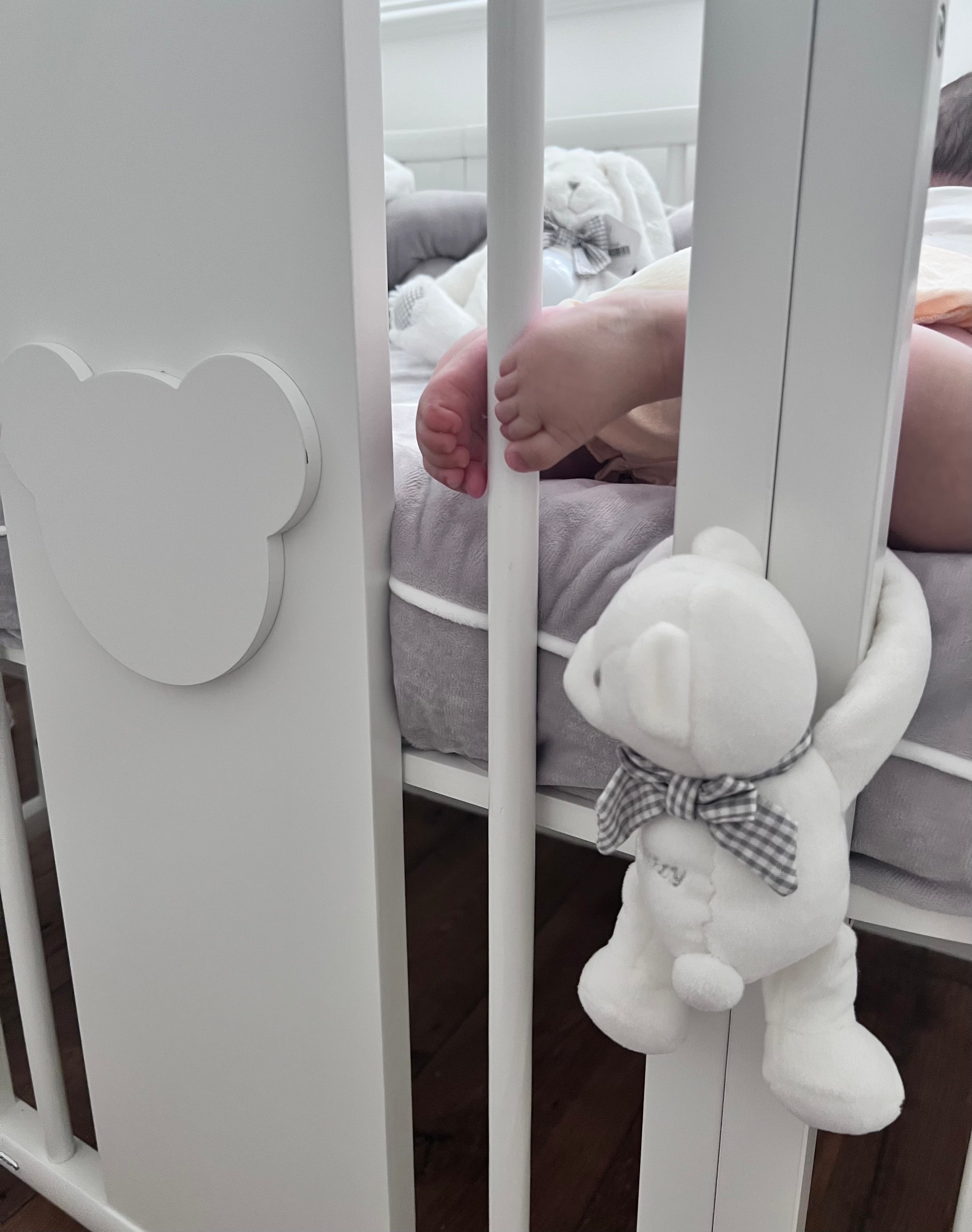 Curtain hugs - white