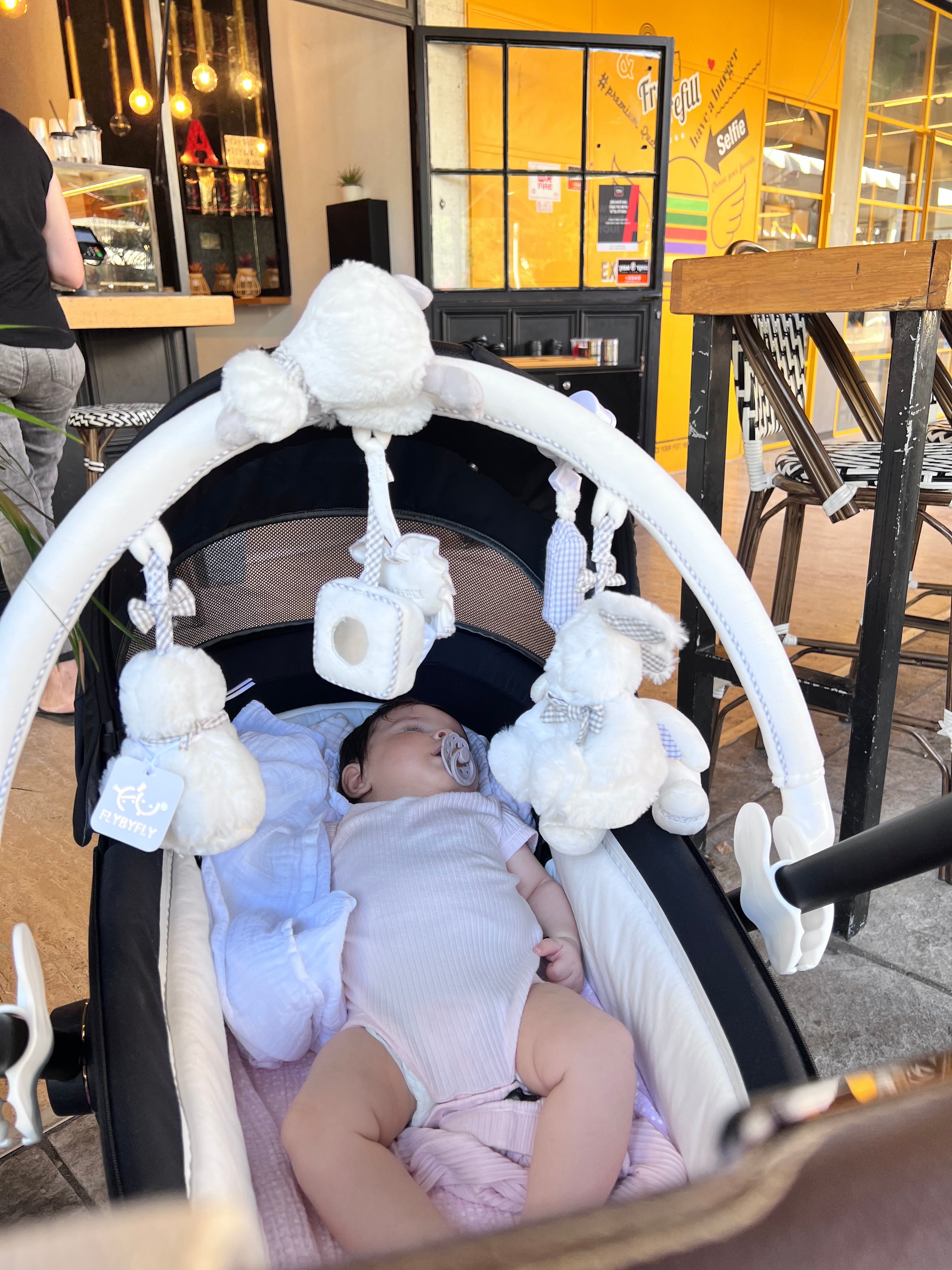 קשת פעילות מתכווננת לעגלה\לעריסה - לבן