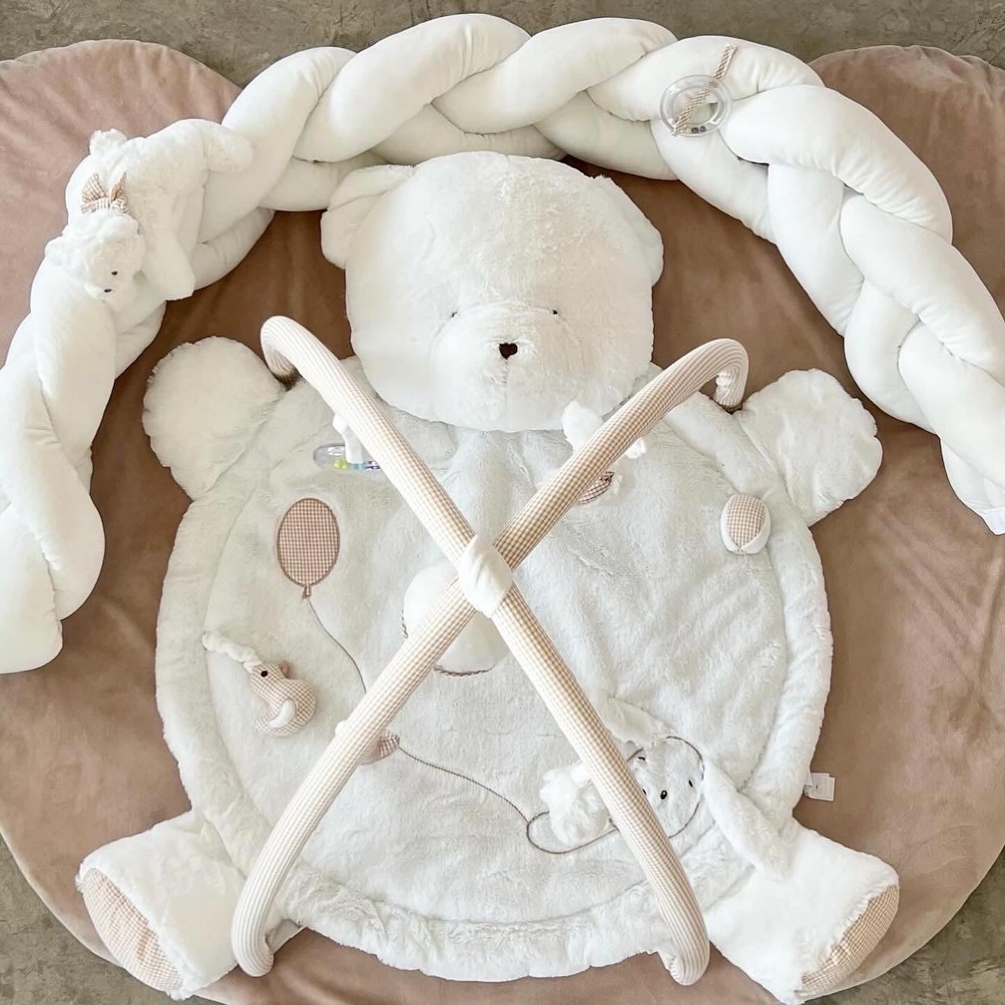 אוניברסיטה לתינוק דובי - לבן & בז'