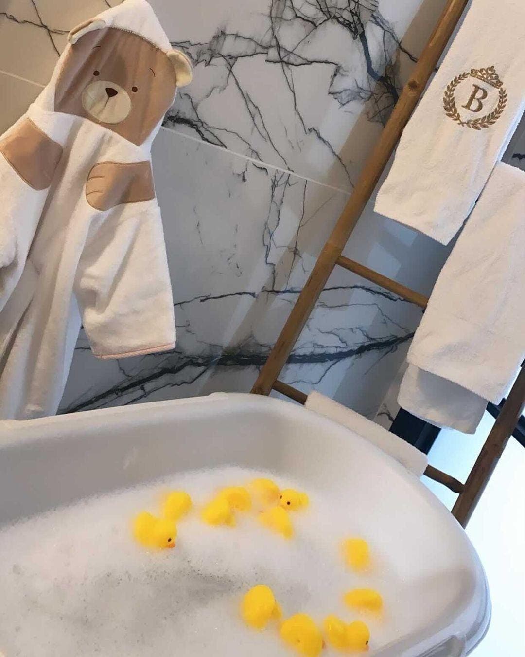 חלוק מגבת דובי חיבוקי- בז׳