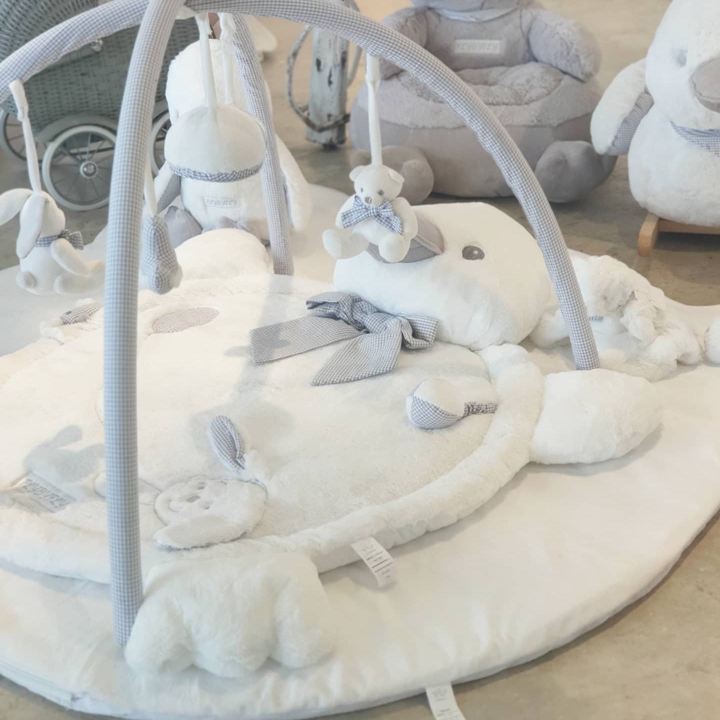 אוניברסיטה לתינוק ברווז - לבן