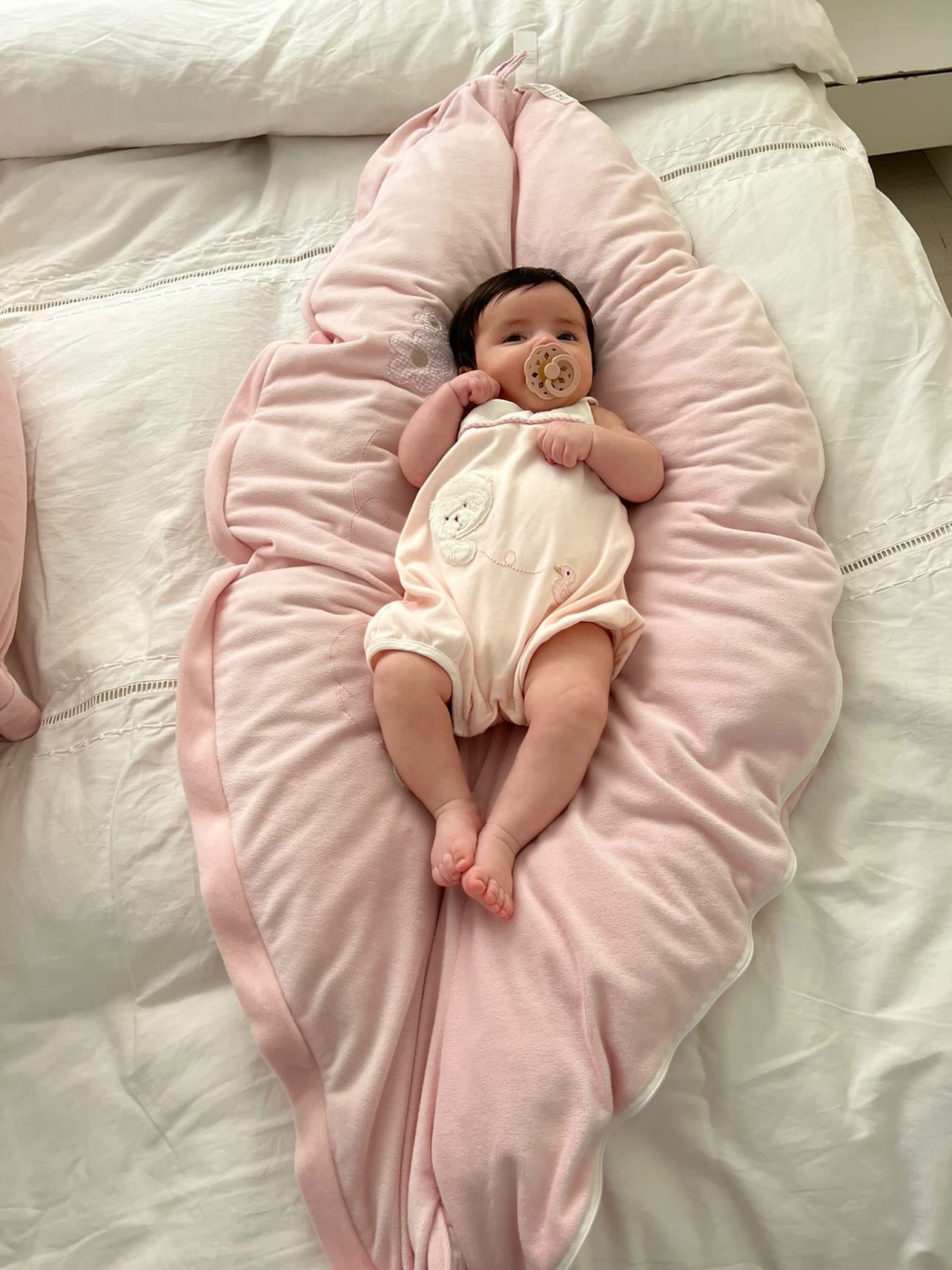 כרית הקסם-הנקה, החתלה וכורסא
- ורוד