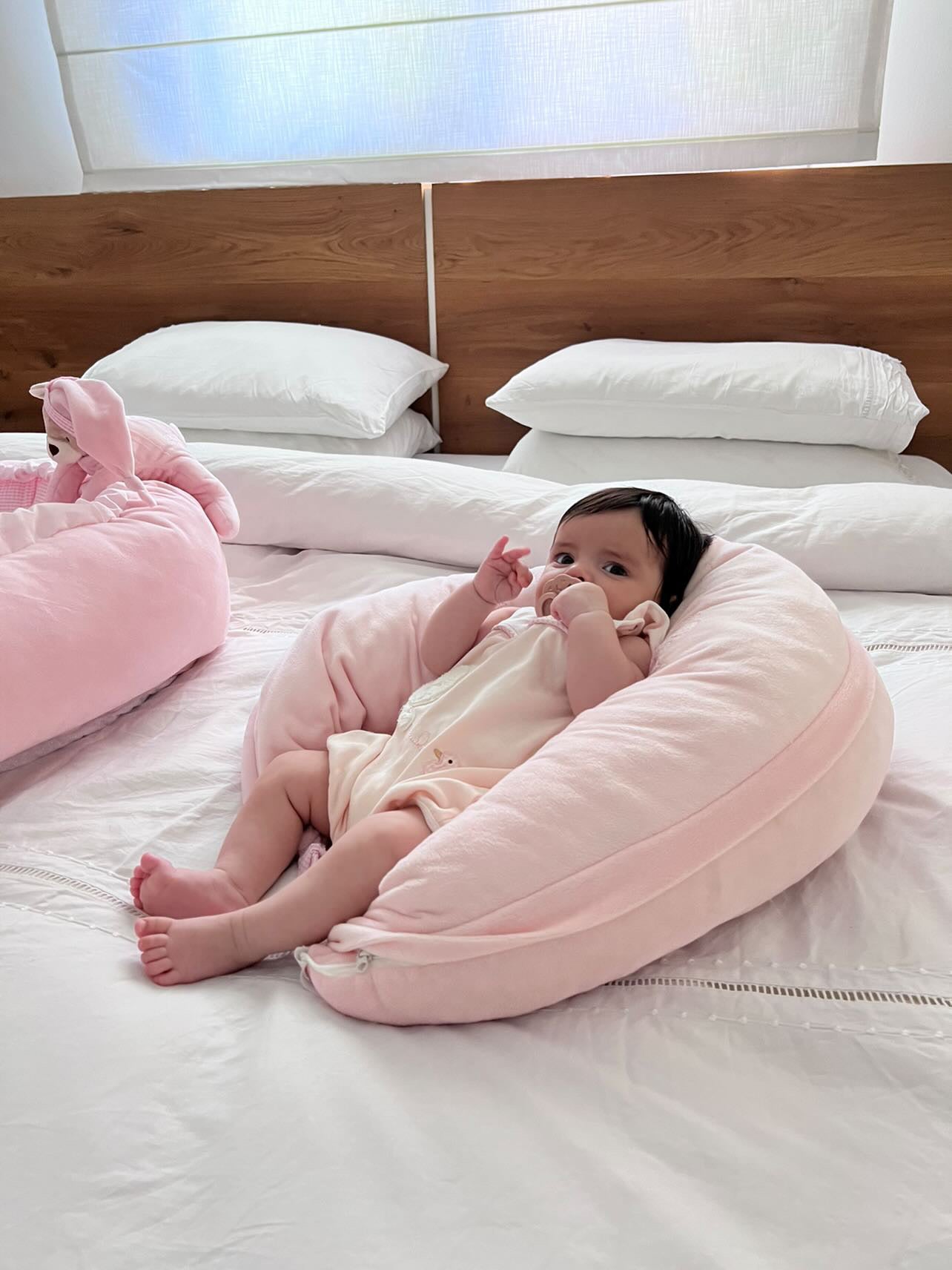 כרית הקסם-הנקה, החתלה וכורסא
- ורוד