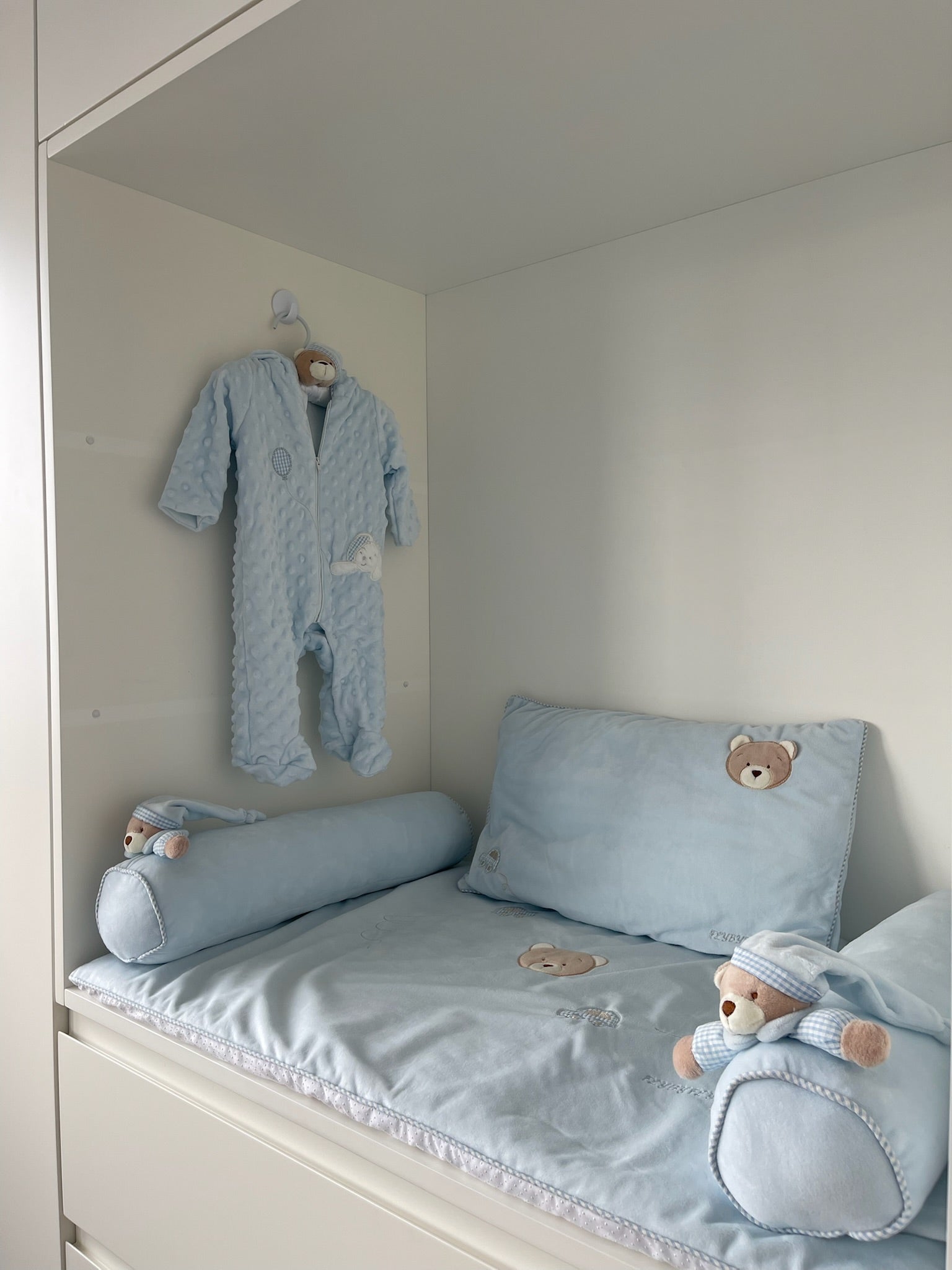 קולב לבגדי תינוק - כחול