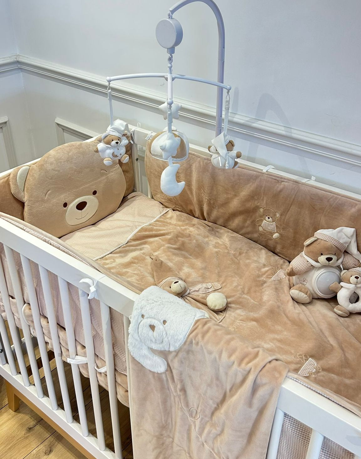 מגן ראש ומיטה מלא - חום