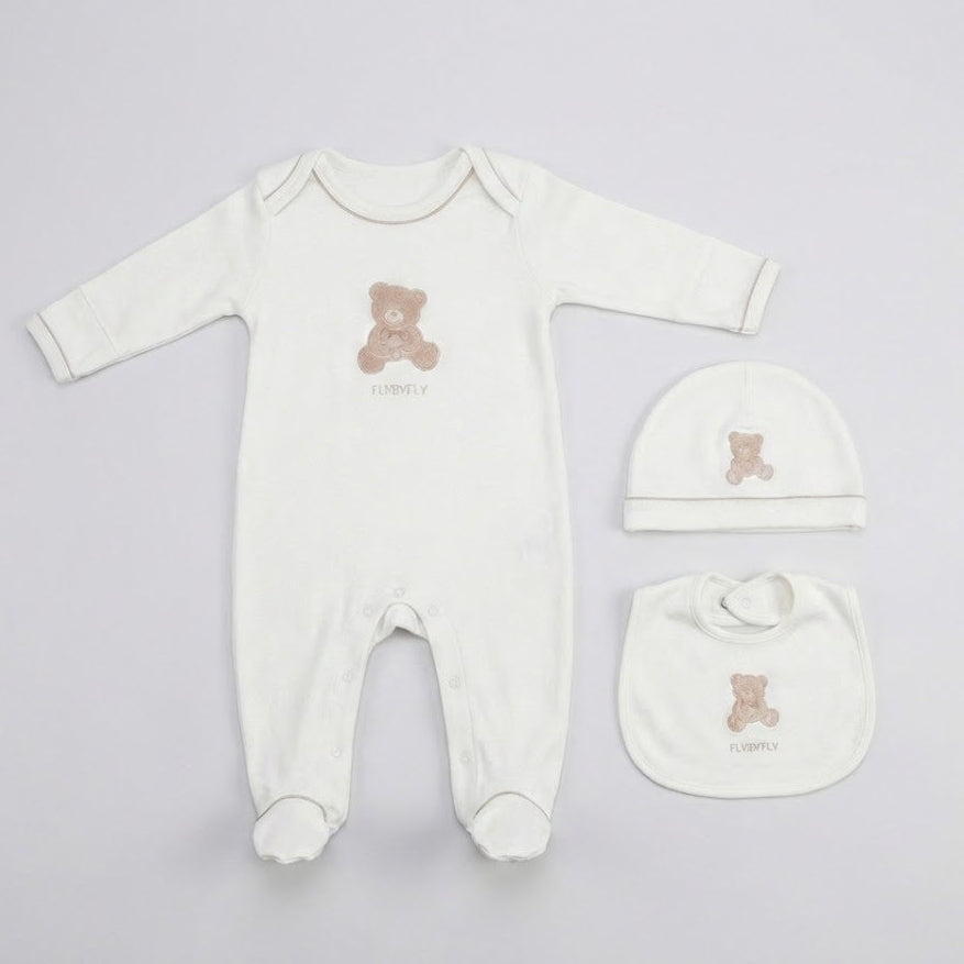 מארז מתנה לתינוק- אוברול + סינר וכובע- לבן\בז'